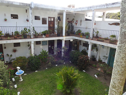 Patio central con jardín y galerías de dos plantas
