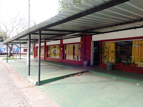 Frente con estacionamiento cubierto sobre la vereda